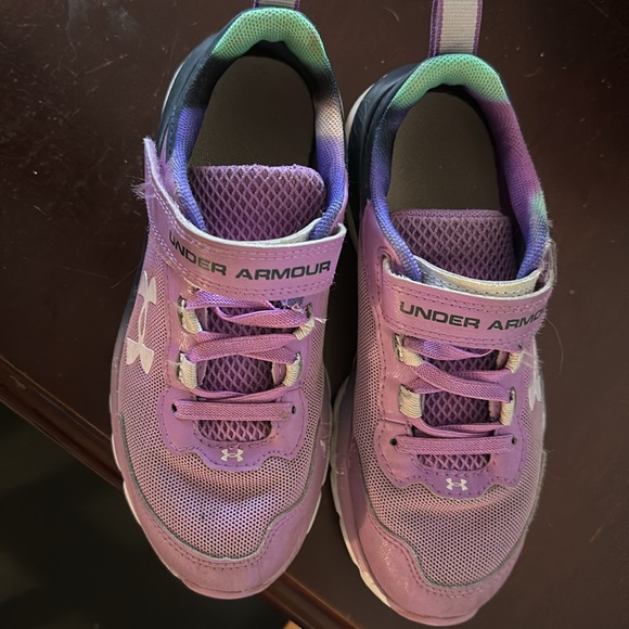 Girls under armour shoes - Picture 2 of 6